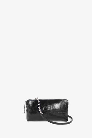 Schwarz-glänzende Schultertasche mit Metallketten Riemen