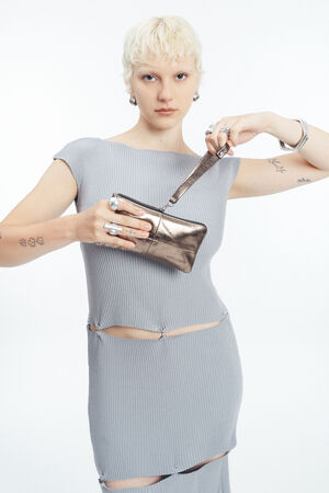 Blondes Model mit goldenem Leder Portemonnaie in den Händen