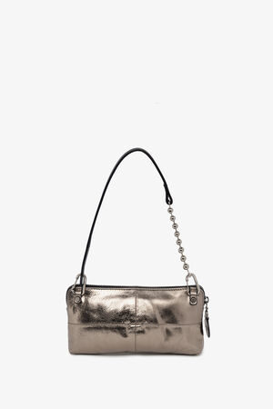 goldene Ausgehtasche mit einem Riechen mit Silberkugeln von hinten