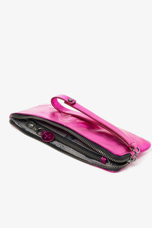 Eine kleine, hellrosa INA KENT Ledertasche mit Reißverschluss und Handschlaufe, teilweise geöffnet, auf weißem Hintergrund.
