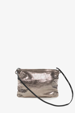 Metallisch-silberne INA KENT Crossbody Bag mit schwarzem, verstellbarem Riemen, seitlichen Rüschen und Reißverschluss auf weißem Hintergrund.