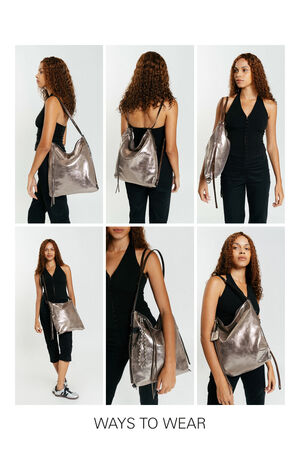 Eine Frau demonstriert sechs verschiedene Arten, eine große Metallic-Schultertasche von INA KENT zu tragen, darunter über die Schulter, als Crossbody oder in der Hand. Der Text darunter lautet: "WAYS TO WEAR.