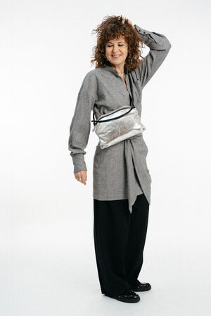 Weiblich gelesenes Modell mit Tasche MOONLIT ed.1 in silber Crossbody getragen