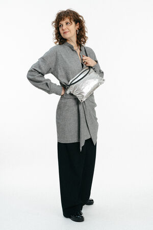 Weiblich gelesenes Modell mit Tasche MOONLIT ed.1 in silber Crossbody getragen