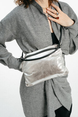 Weiblich gelesenes Modell mit Tasche MOONLIT ed.1 in silber Crossbody getragen