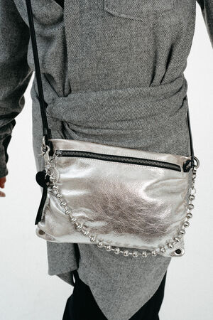 Weiblich gelesenes Modell mit Tasche MOONLIT ed.1 in silber mit Metallkette Crossbody getragen