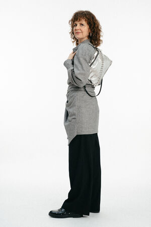 Weiblich gelesenes Modell mit Tasche MOONLIT ed.1 in silber auf der Schulter getragen