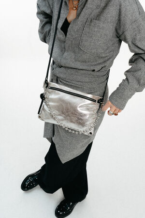 Weiblich gelesenes Modell mit Tasche MOONLIT ed.1 in silber mit Kette Crossbody getragen
