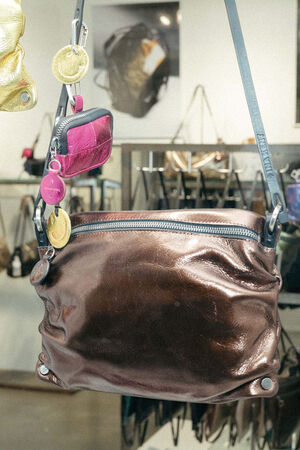 braune metallic Tasche mit pinke mini Täschchen und Smiley Charms