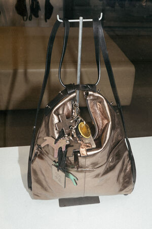 große, braune, metallic Tasche mit vielen Charms