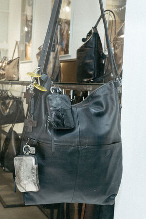 Schwarze Rucksacktasche mit Außentaschen und vielen Anhängern