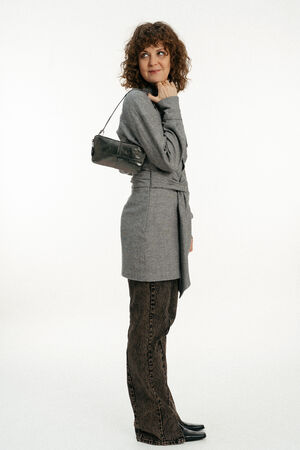 Model mit kleiner silber-grau, glänzenden, kleinen Tasche mit Kugelriemen auf Schulter