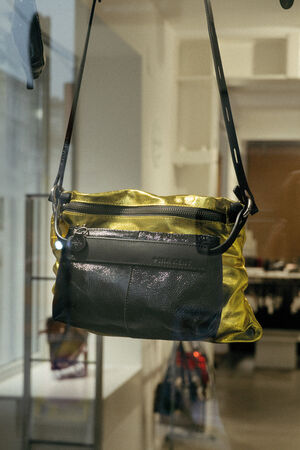 gelbe metallic Tasche mit schwarzem kleinen Lacktäschchen auf der Vorderseite