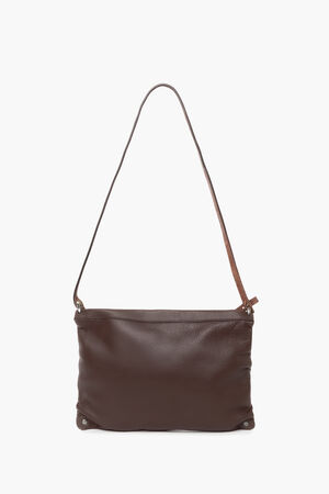 Die INA KENT Umhängetasche aus dunkelbraunem Leder hat ein einfaches rechteckiges Design und einen langen Riemen, der vor einem schlichten weißen Hintergrund steht.