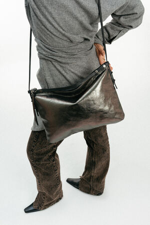 Modell mit Silbergrauen Ledertasche von oben fotografiert