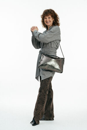 Modell mit Silbergrauen Ledertasche von der Seite
