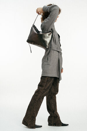 Modell mit Silbergrauen Ledertasche von der Seite