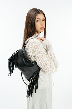 schwarze, metallische Ledertasche mit Fransen, auf der Schulter an einem weiblich gelesen Model getragen