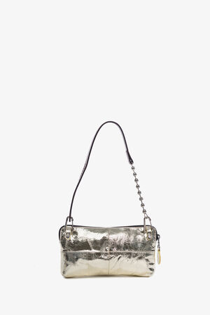 Rechteckige INA KENT Handtasche in Gold mit kurzem, asymmetrischem Riemen in Schwarz und metallischem Kettendetail, inszeniert vor weißem Hintergrund.