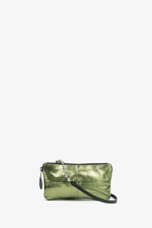 Rechteckige INA KENT Handtasche in Grün mit kurzem, asymmetrischem Riemen in Schwarz und metallischem Kettendetail, inszeniert vor weißem Hintergrund.