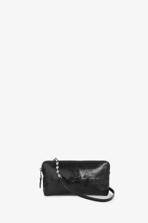 Eine kleine schwarze INA KENT Clutch-Tasche aus Lackleder mit Handschlaufe und silbernen Perlenakzenten auf weißem Hintergrund.