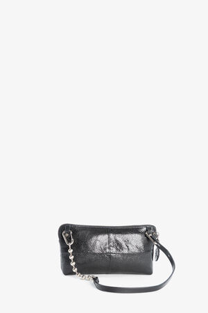 Kleine schwarze Crossbody-Tasche aus Leder von INA KENT mit strukturierter Oberfläche, silbernen Beschlägen und einem abnehmbaren Riemen, fotografiert vor einem schlichten weißen Hintergrund.