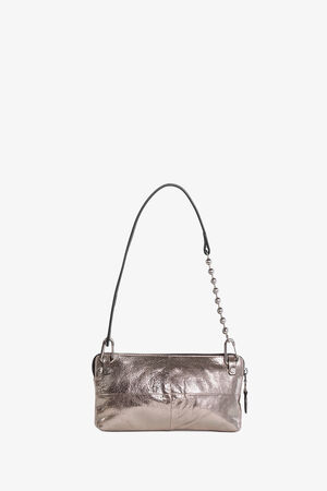 Rechteckige INA KENT Handtasche in Gold mit kurzem, asymmetrischem Riemen in Schwarz und metallischem Kettendetail, inszeniert vor weißem Hintergrund.