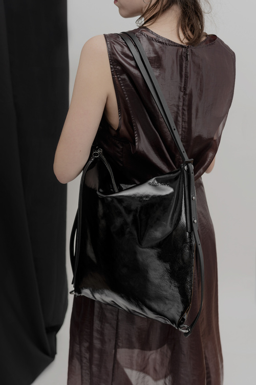 INA KENT Tote Bag aus Lackleder AMPLE ed.1 patent black getragen als Schultertasche