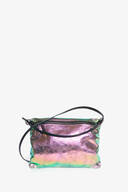 Vorderansicht der INA KENT Crossbody Bag MOONLIT ed.1 aus changierendem Metallic Leder in pink mit schwarzem Lederriemen