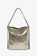 INA KENT Rucksacktasche in goldener Farbe, mit schwarzen Riemen von Hinten